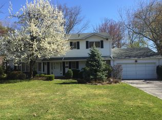 25 Chestnut Dr, Roslyn, NY 11576