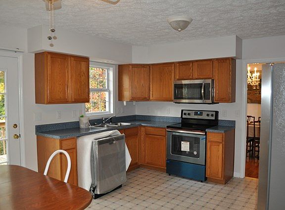 4th image of 218 Barnes Creek Ct