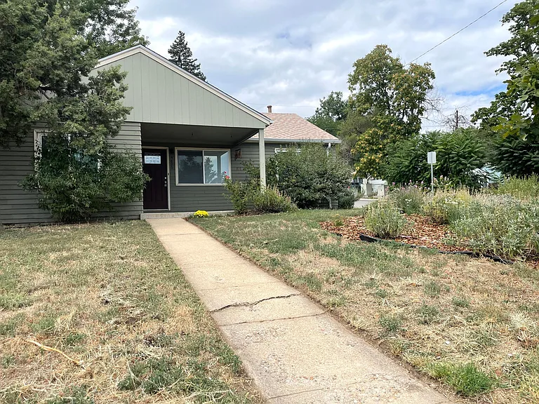 4895 Beach Ct — Photo 2