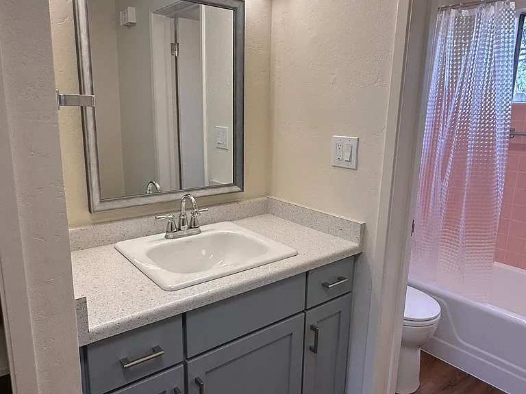 Vanity/bathroom area