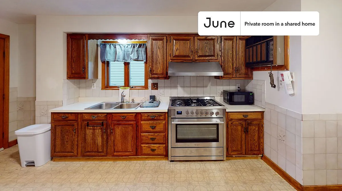 Full bedroom in 5 bed/1 bath home in Somerville #1343 B — Photo 4