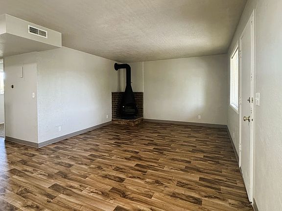 3rd image of 2705 Oak St #15