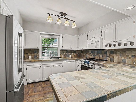 5th image of 2126 Benjamin Ave