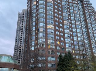 325 Webb Dr #808, Mississauga, ON L5B 3Z9