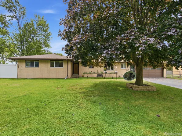 2714 Fairfield Dr, Bay City, MI 48706