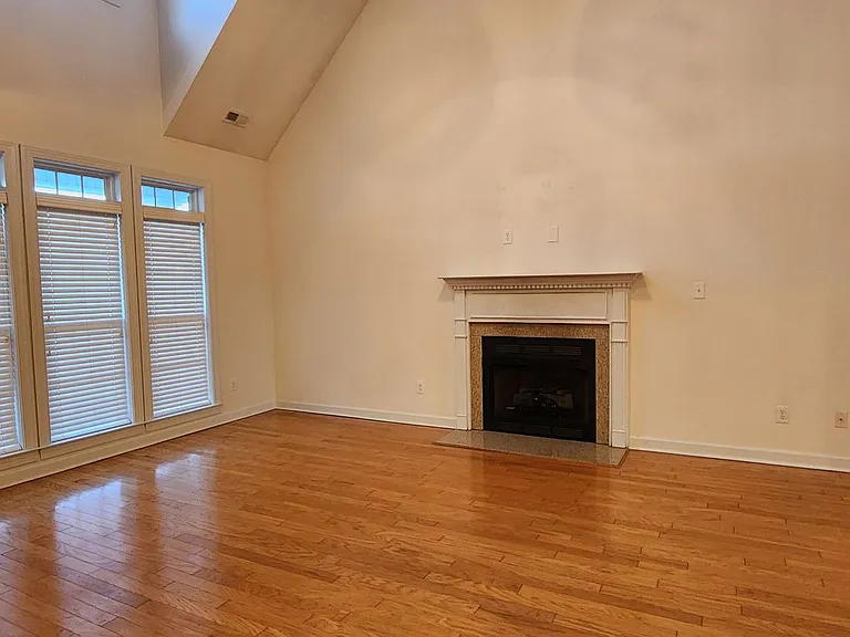 302 Savannah Dr — Photo 6