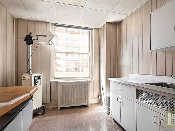 3rd image of 121 E 60th St APT 10D