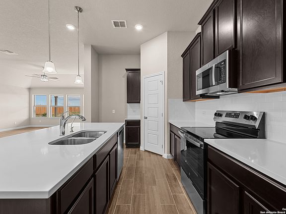 4th image of 105 Pendleton Cove