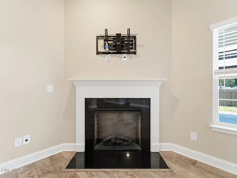 755 Greenwich Pl — Photo 9