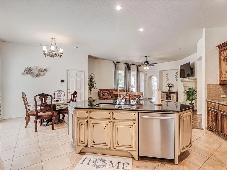 9823 Carriage Hill Ln — Photo 8