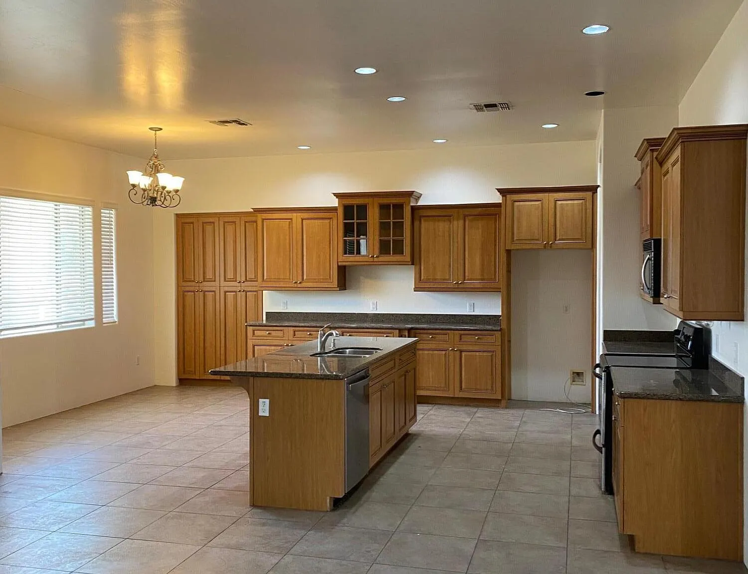 3 bed, 3.0 bath, 2772 sqft, $3,250 — Photo 3
