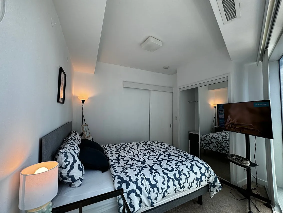 Deluxe Room - York St & Bremner Blvd — Photo 2