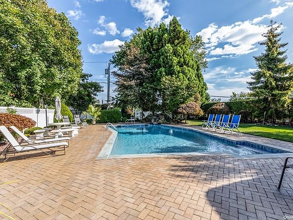 4th image of 11 Carolee Ct