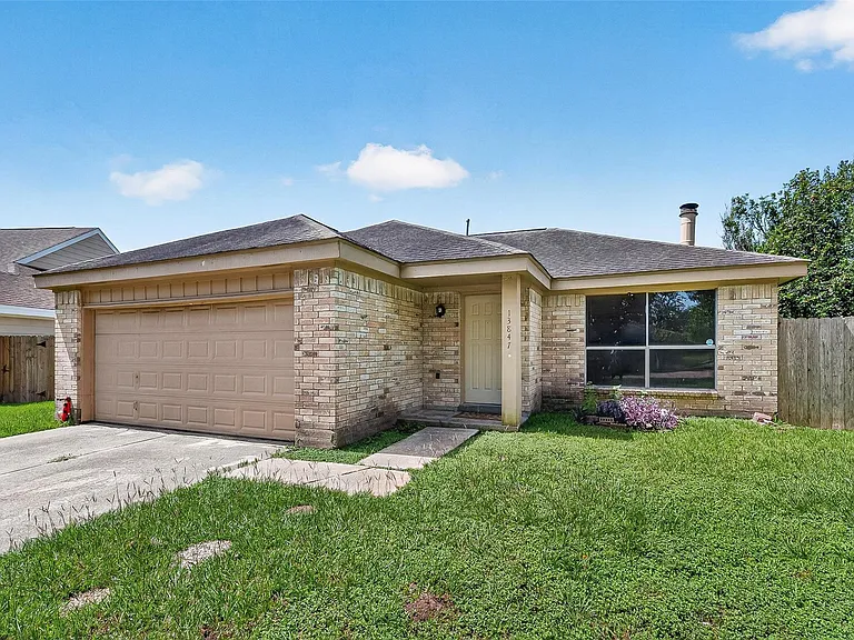 13847 Cherry Hollow Ln — Photo 3
