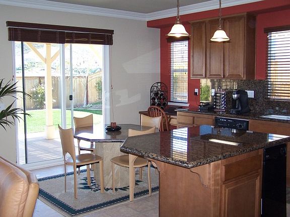 5th image of 605 Carnation Ct