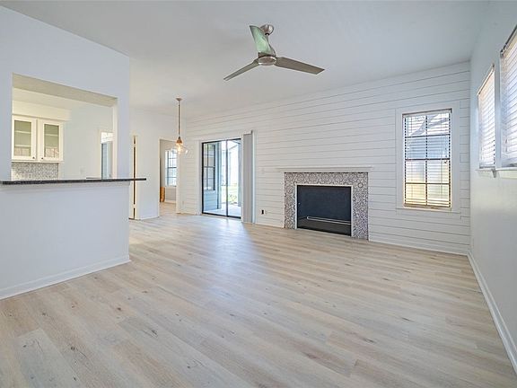 3rd image of 210 Oak Bay St #402
