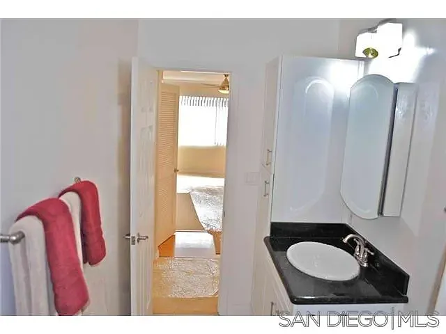 Building Photo - 853 Thomas Ave #11
