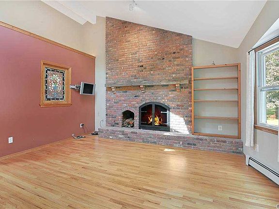 5th image of 725 Rosewood Dr