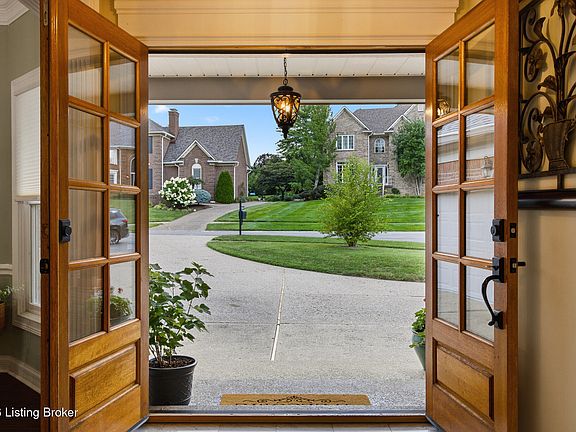 3rd image of 10316 Carriage House Ct