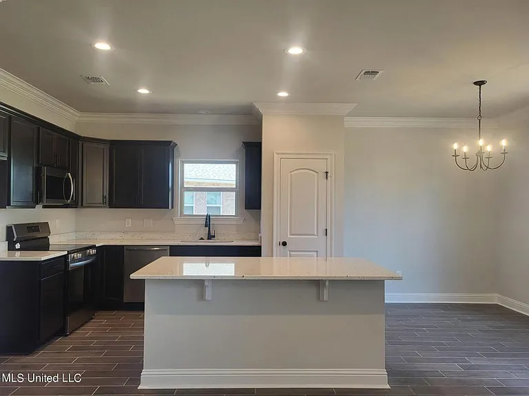 860 Leeward Dr — Photo 2