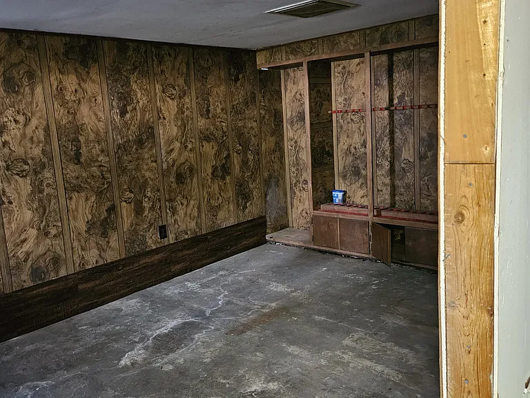 1041 W State St — Photo 23
