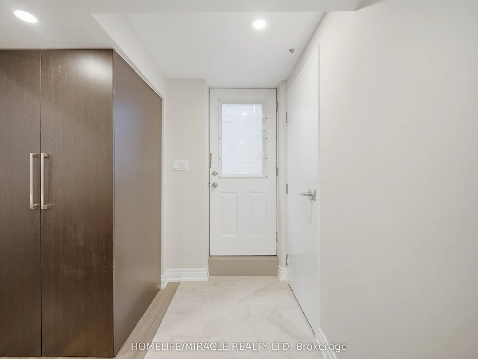 3008 Britannia Rd W — Photo 2