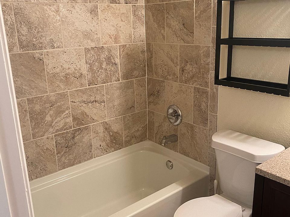1st image of 2417 Lakeview Cir