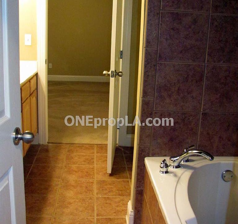 2nd image of 809 Summer Breeze Dr APT 1109