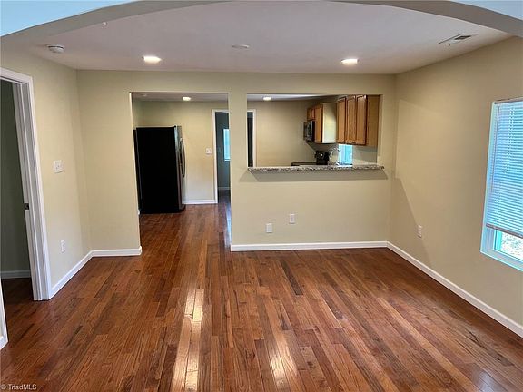 3rd image of 416 Balfour Dr