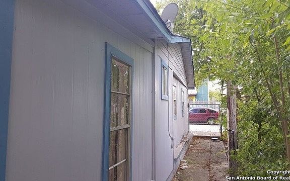 4th image of 1055 Santa Monica