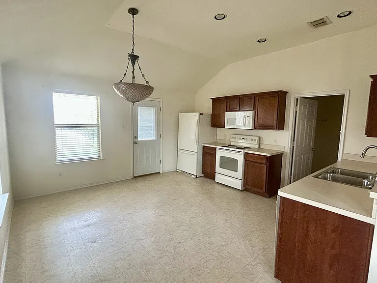 704 Corral St — Photo 5
