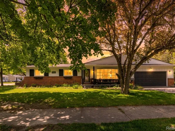 1227 N Jackson St, Lapeer, MI 48446