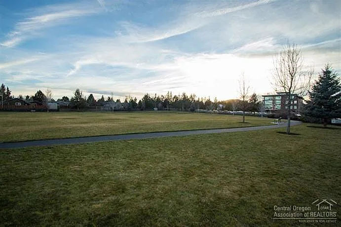 NE House Pet Friendly, 4 Bdrm, 2.5 Bath, Bonus Room, Office, Gas Heat/fireplace, A/C — Photo 2