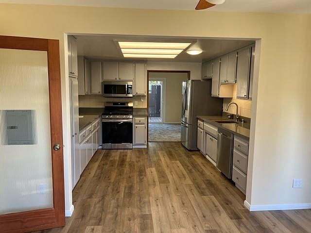 2nd image of 1565A Chestnut Ave