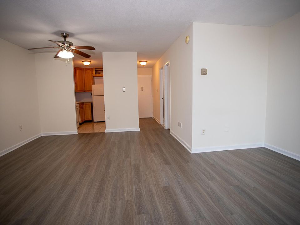 Large studio with full kitchen, walk in closet