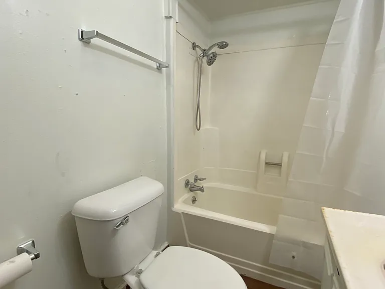 215 Queen Ave — Photo 11