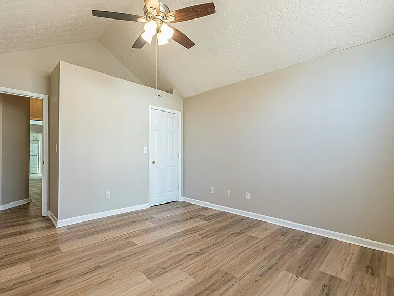 5755 Lakeview Cir — Photo 31