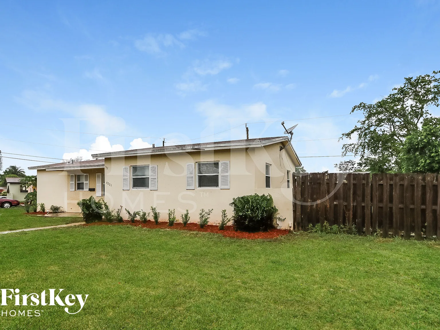 3 bed, 2.0 bath, 1039 sqft, $2,235 — Photo 2