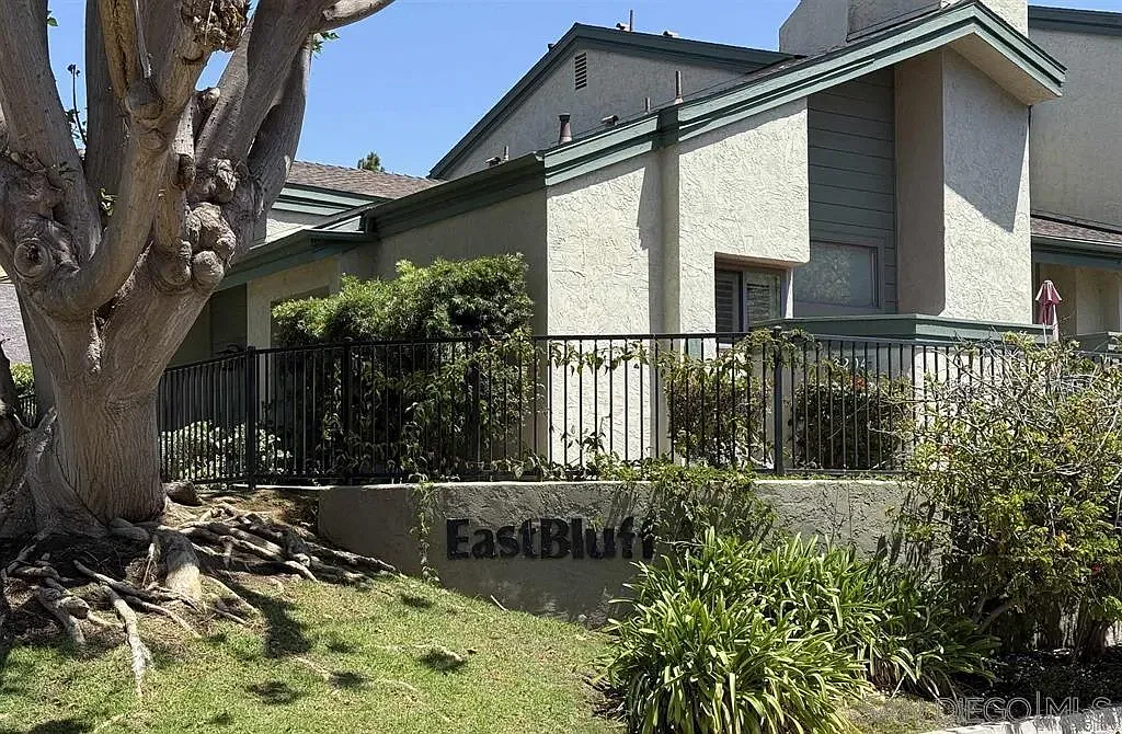Eastbluff — Photo 1