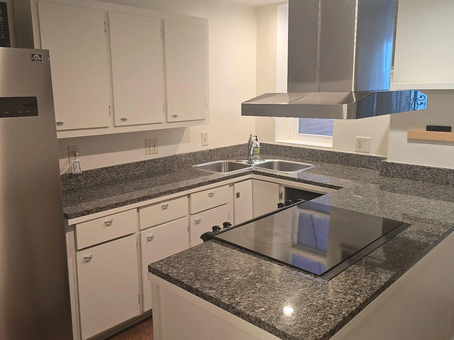 2 bed, 1.0 bath, 832 sqft, $2,700 — Photo 4