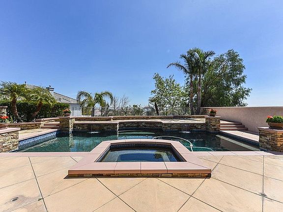 5th image of 12461 Altura Dr
