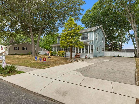 3rd image of 9 Carlton Dr N