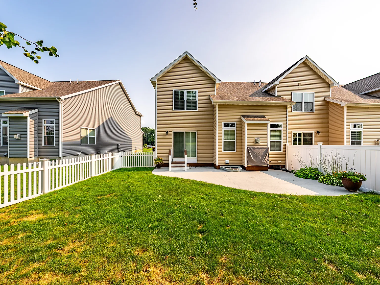 3 bed, 1996 sqft, $3,450 — Photo 3