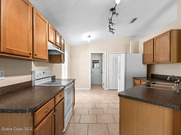 4800 Manchester Dr — Photo 10
