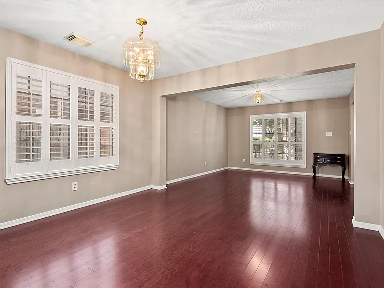 2415 Parkwood Ln — Photo 12