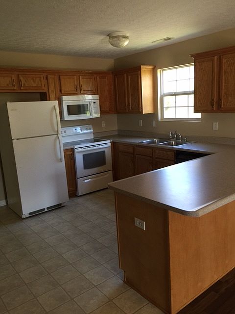 2nd image of 212 Oaklawn Ave #B