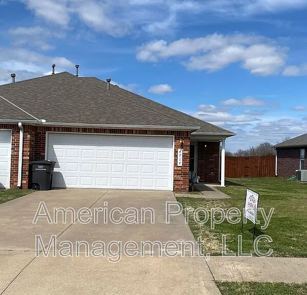4714 NE Wisconsin St — Photo 1