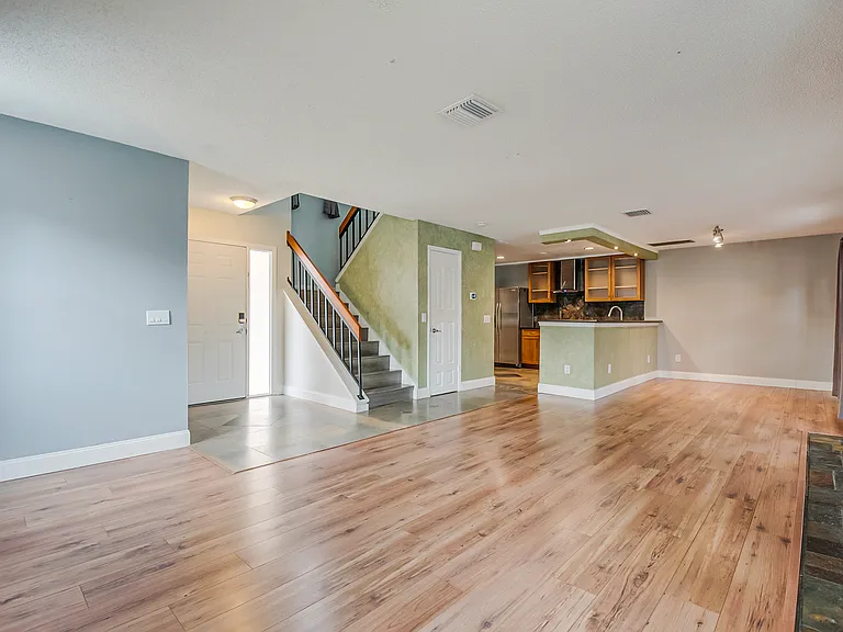 1025 Wentworth Ct — Photo 9