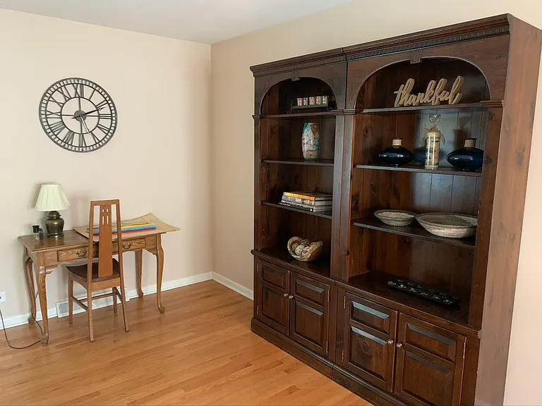 1126 Laurel Ln — Photo 5