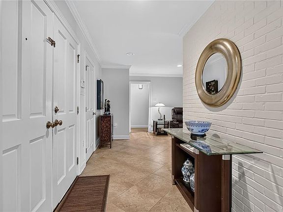 5th image of 319 Sharon Dr